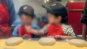まずは生地をのばすところから。 伸ばし方を教わり、小さな手で一生懸命伸ばす。生地を伸ばすのも初めての体験。