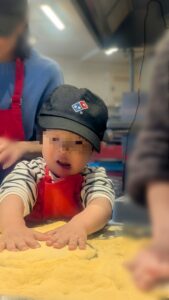ニコニコしながら生地伸ばし。回しながら手のひらで押し込んでいく。さすがに3歳児には難しいけど楽しそう。