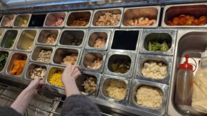 種類豊富なトッピング。えび、とまと、チキン、マッシュルーム、サラミ、もちろん大量のチーズなど
