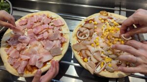 とにかく好きなものを。息子のピザはベーコンで埋め尽くされる。